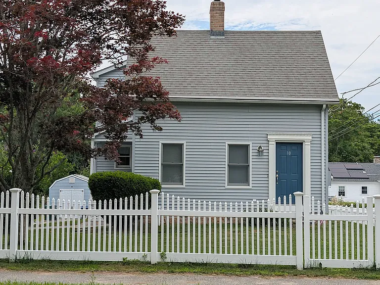 10 Shore Rd — Photo 1