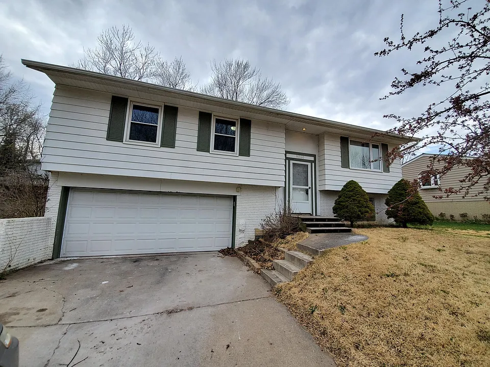 9060 Oakwood Dr