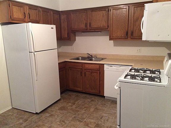3rd image of 45871 Jefferson Ave Unit 11
