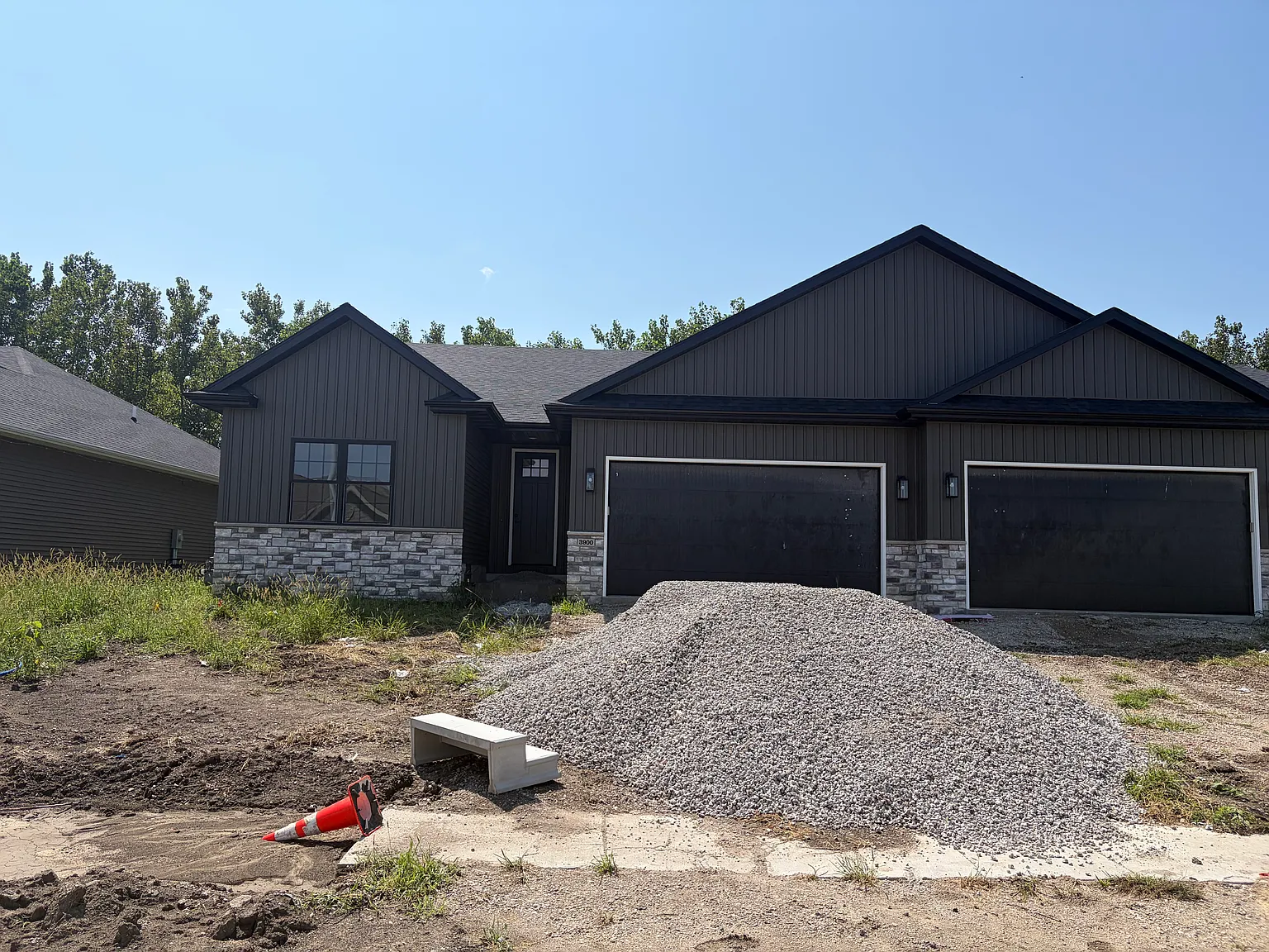 4 bed, 2600 sqft, $2,900 — Photo 1