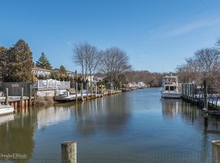 51 Bayview Dr, Oakdale, NY 11769