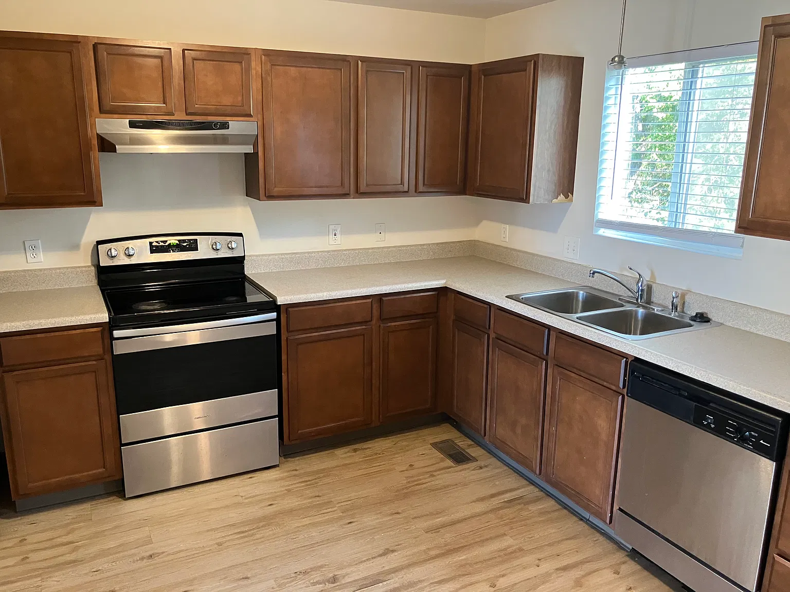 3 bed, 1.5 bath, 1050 sqft, $1,300 — Photo 3