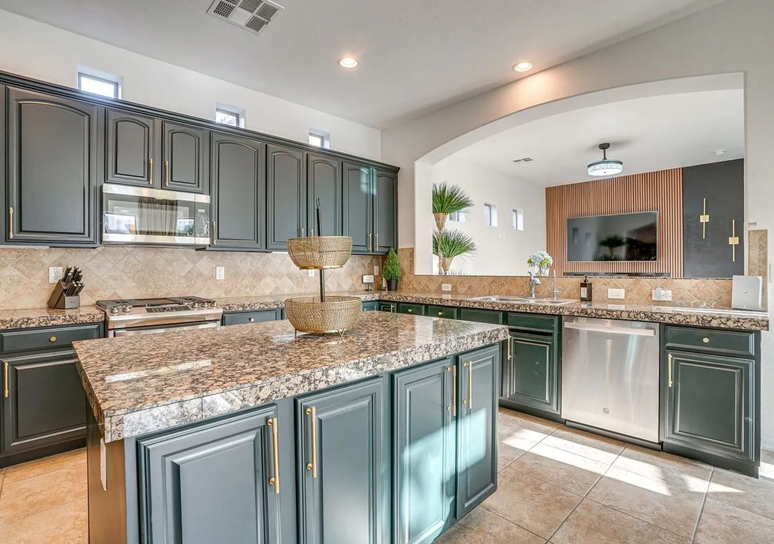 Ideal 3 Br 2.5 Ba 2 Car Garage Home with Near I-10 and Litchfield Rd in Litchfield Park — Photo 4