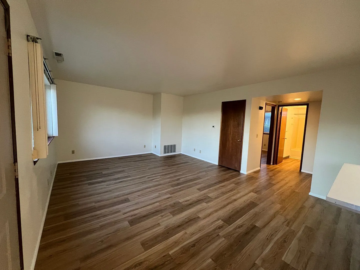 Ground Floor 2 Bedroom Unit Updated Close To Btc — Photo 2