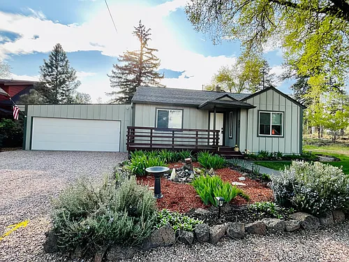 321 SE Silvis Ln Photo 1