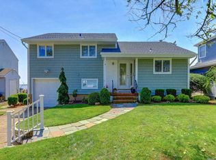 10 Jomarr Ct, Massapequa, NY 11758