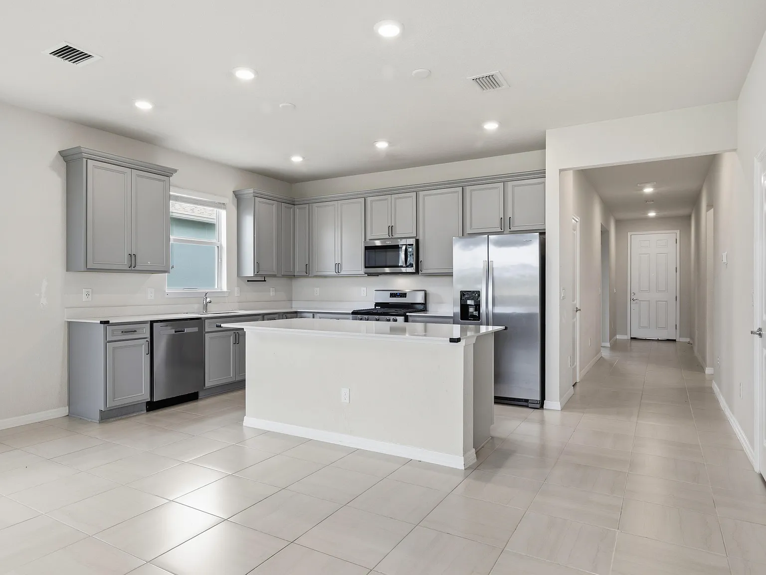 4 bed, 2.0 bath, 1849 sqft, $2,950 — Photo 4
