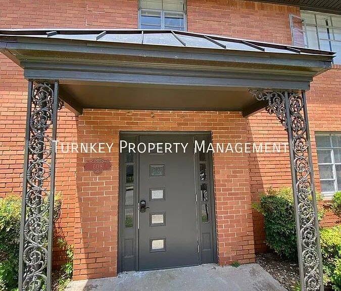 608 E 7th St — Photo 1