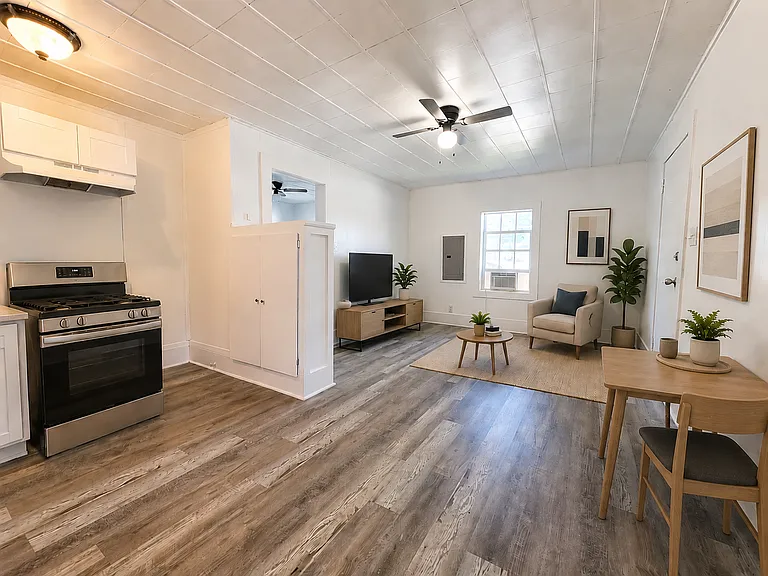 1206 Avenue B #1 — Photo 2