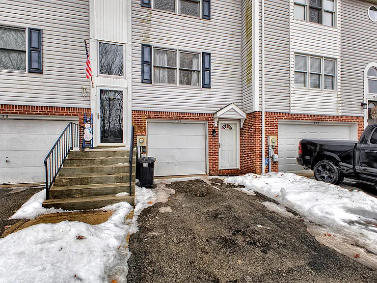 128 Winston Way — Photo 1