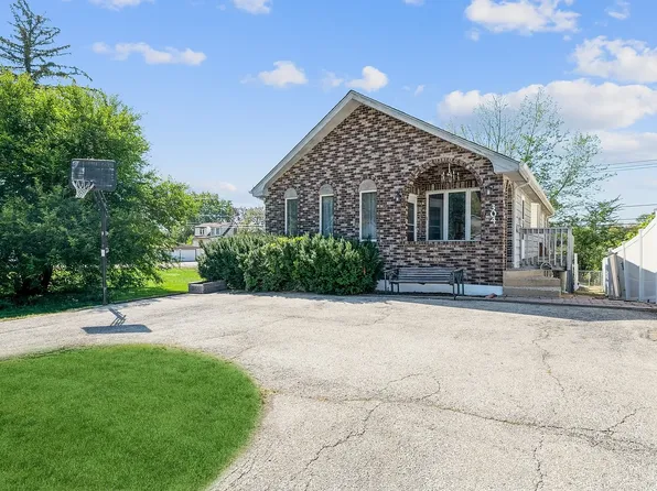 304 Brierhill Dr, Round Lake Park, IL 60073