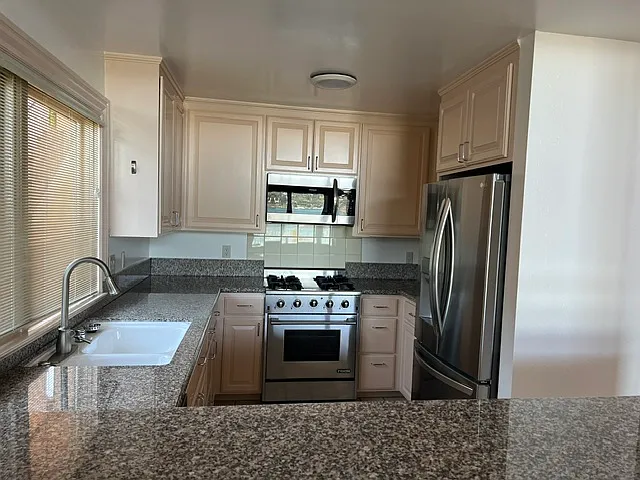 2 bed, 1600 sqft, $5,645 — Photo 2