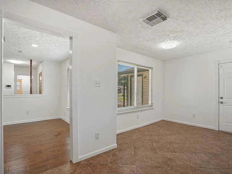 9731 Shell Rock Rd — Photo 8
