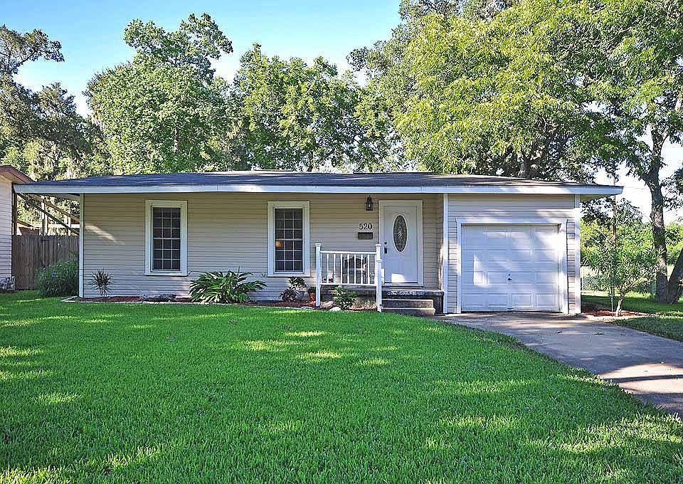 Front view. Great curb appeal with neat lawn and landscape.