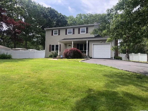 52 W Woodside Ave, Patchogue, NY 11772