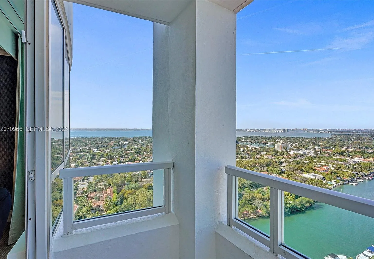 Fontainebleau Ii Condo — Photo 1