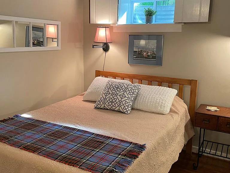 Queen bed includes all linens and pillows.