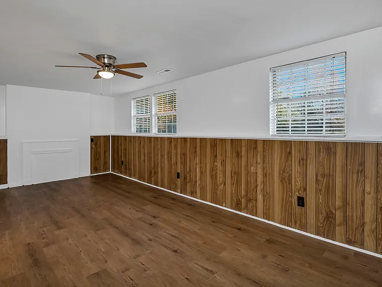 100 Woodspur Rd — Photo 16