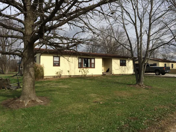 29881 Denby Ln, Girard, IL 62640