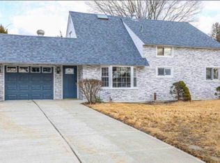 11 Alpine Ln, Hicksville, NY 11801