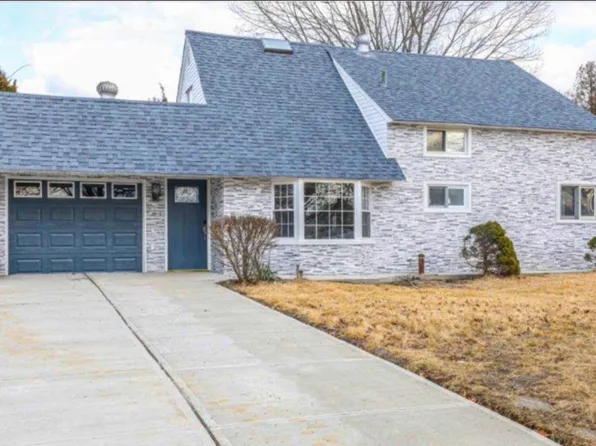 11 Alpine Ln, Hicksville, NY 11801