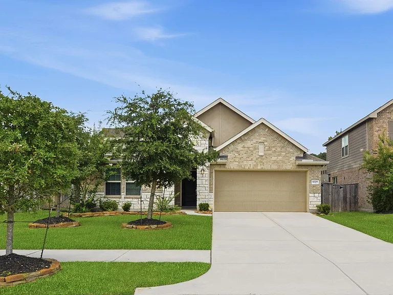 9327 Clearwater Bluff Ln — Photo 1