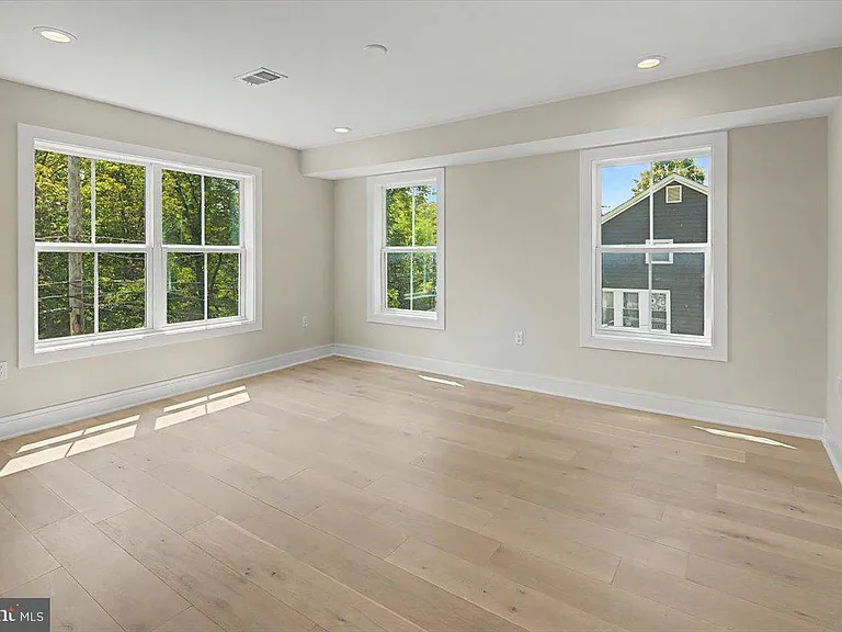 2902 Vista St NE — Photo 55