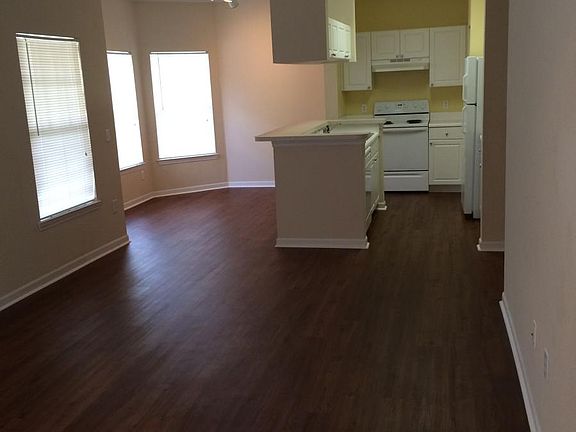 3rd image of 812 Arbor Lakes Cir