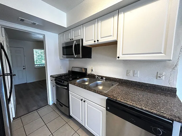 1010 W 23rd St #10 — Photo 9