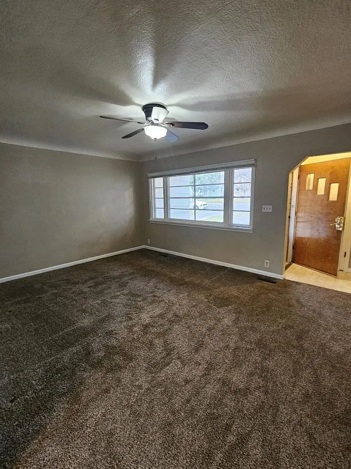 3 bed, 2.0 bath, 1308 sqft, $1,895 — Photo 2