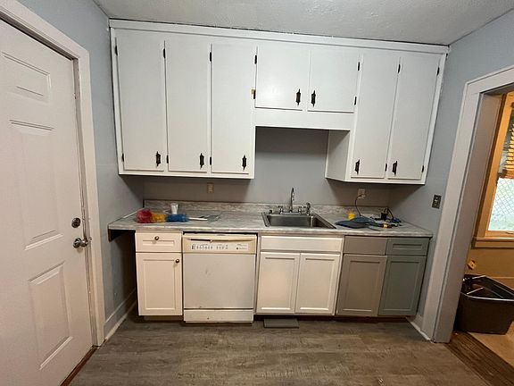 4th image of 2126 Victory Ave