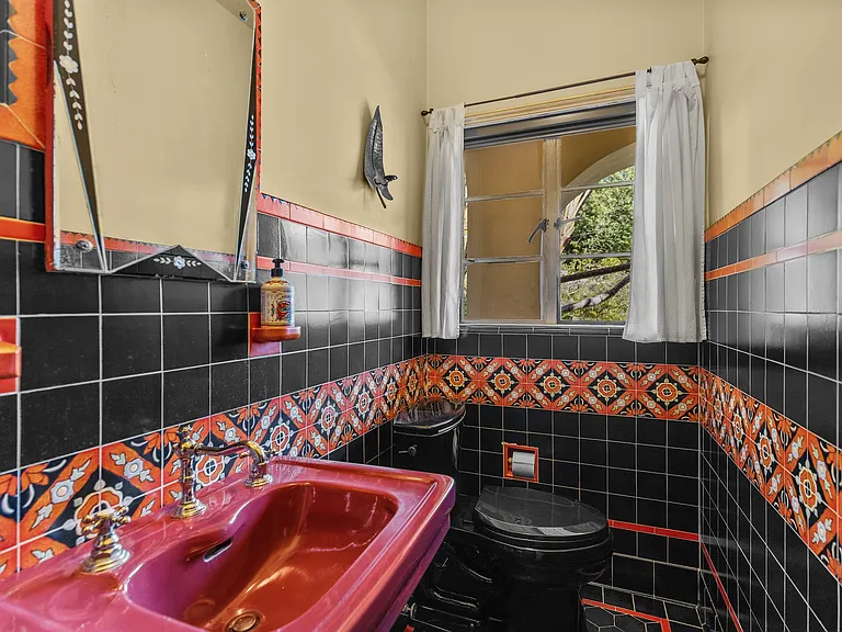 2856 Glendower Ave — Photo 20