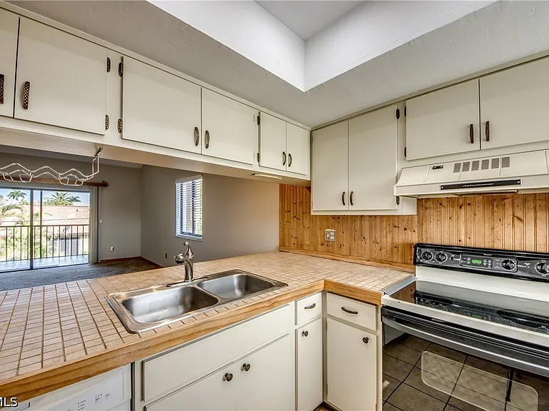 4616 SE 6th Ave #202 — Photo 5