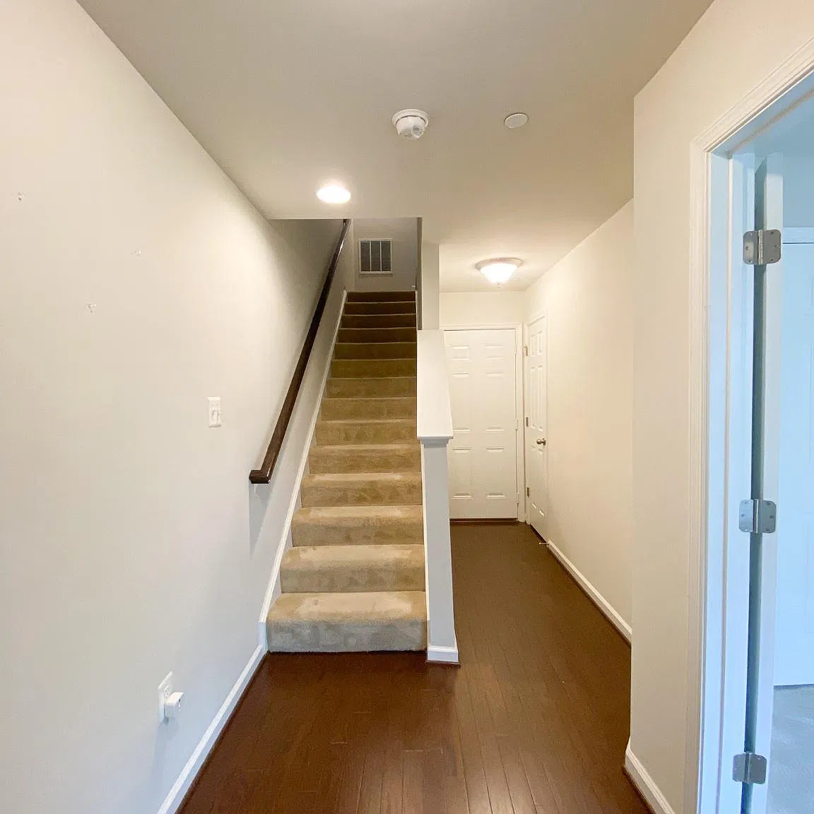 3 bed, 3.5 bath, 1280 sqft, $2,900 — Photo 2