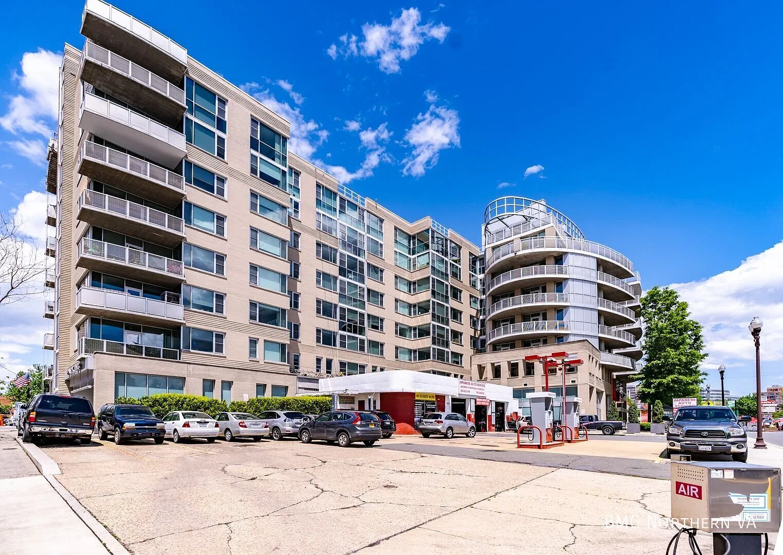 Upscale 2BR/2.5 BA Condo In Contemporary Steel And Glass High-Rise Building — Photo 1