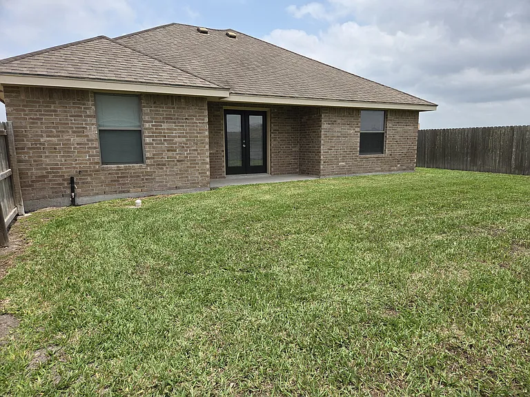 1906 Treasure Oaks Dr — Photo 18