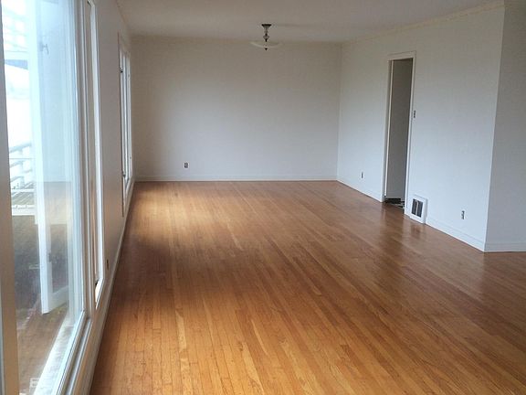 25" Living Room/Dining Room Space w/fireplace