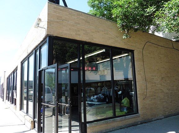3rd image of 2805 W Rosemont Ave