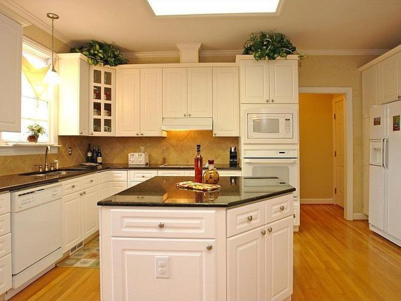 Kitchen w/granite counters