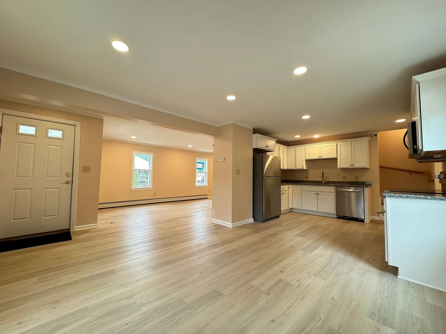 3 bed, 1.5 bath, 1100 sqft, $2,250 — Photo 3