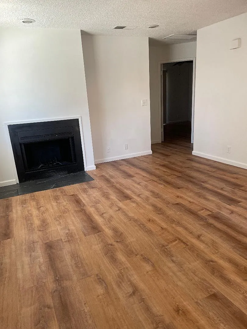 2 bed, 900 sqft, $1,300 — Photo 4