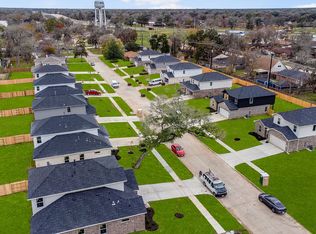 420 Magnolia Ln, Clute, TX 77531
