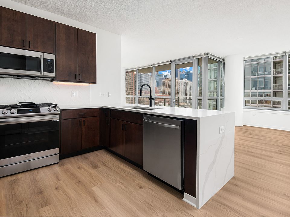 1st image of 657 W Fulton St #1001