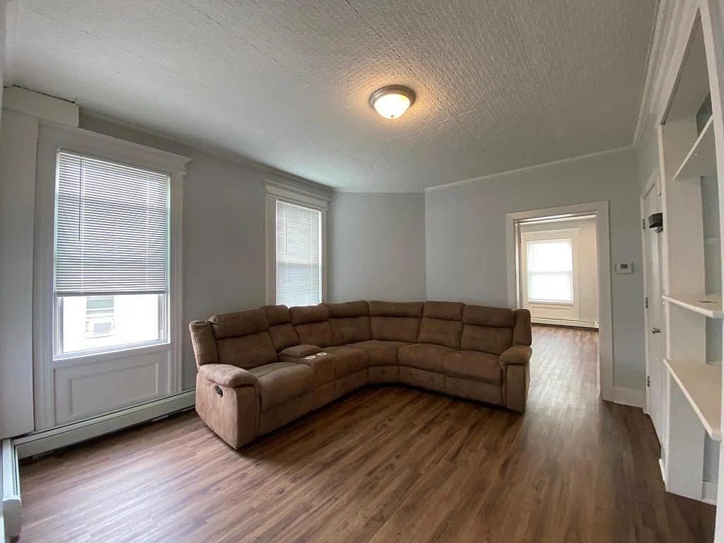 3 bed, $2,500 — Photo 2