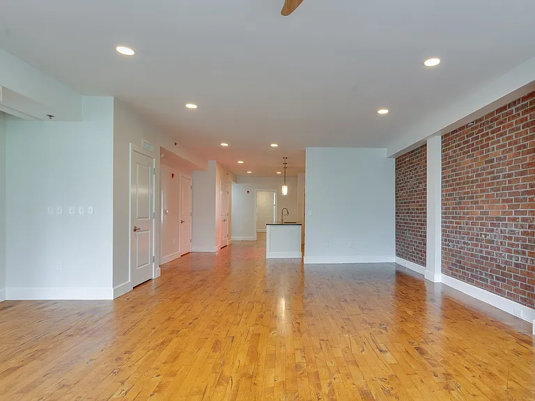123 S Court Ave — Photo 4