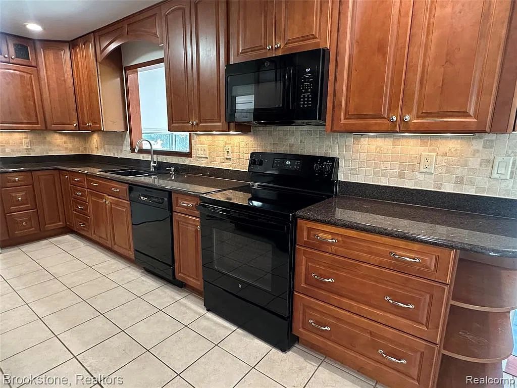 3 bed, 2.0 bath, 2100 sqft, $2,300 — Photo 3