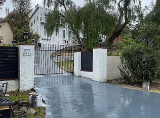 19555 Oxnard St, Tarzana, CA 91356