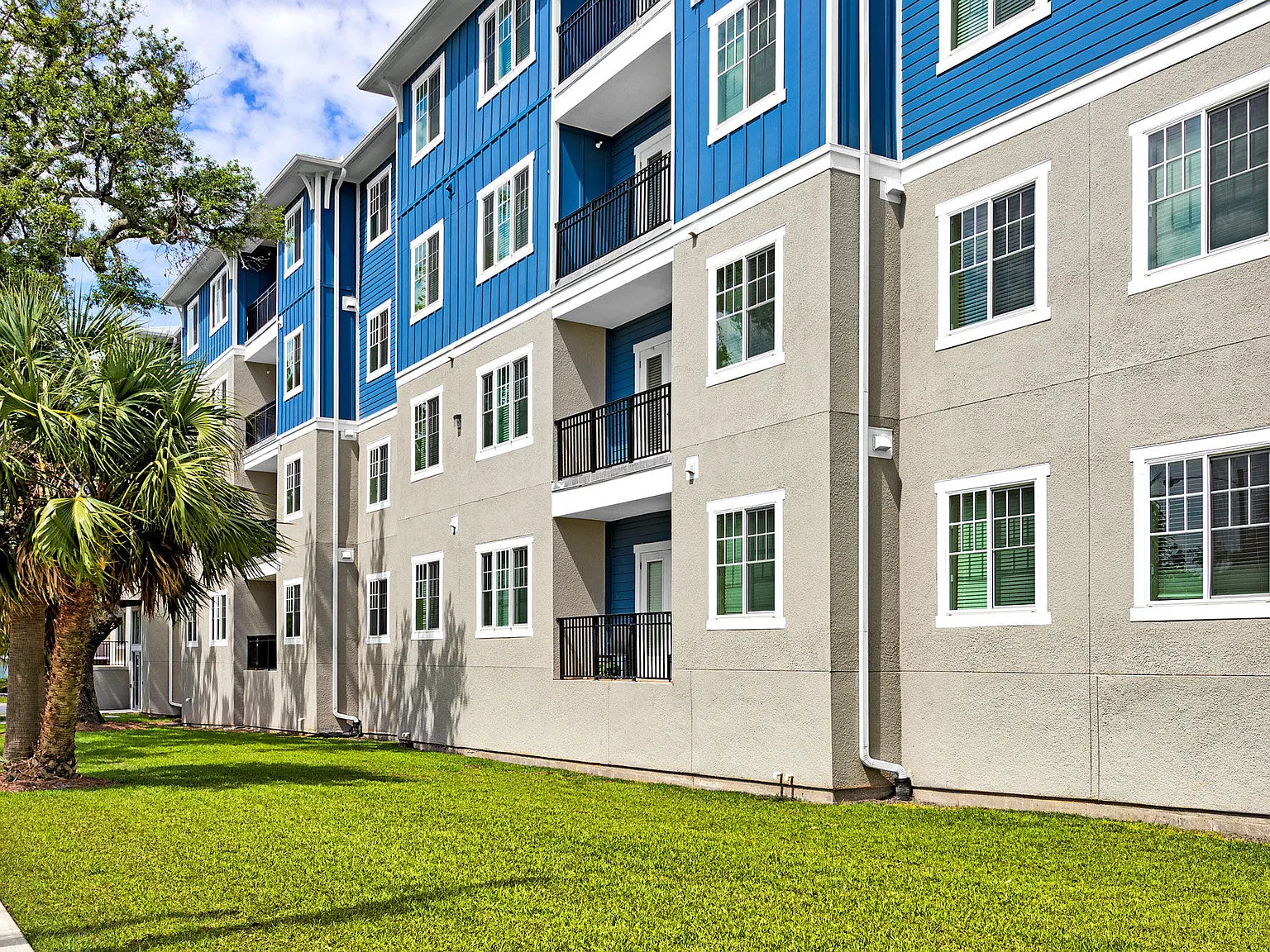 Vista 17 at Cervantes — Photo 2
