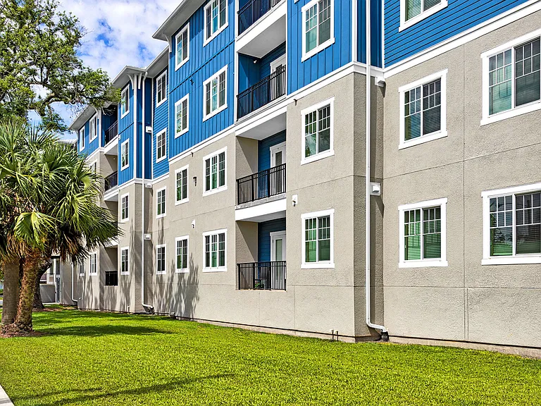 Vista 17 at Cervantes — Photo 2
