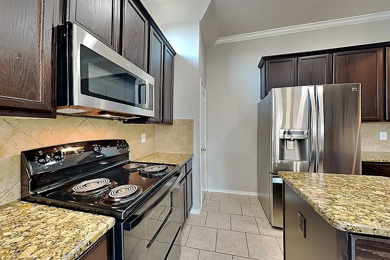 5 bed, 2.0 bath, 2025 sqft, $2,195 — Photo 4